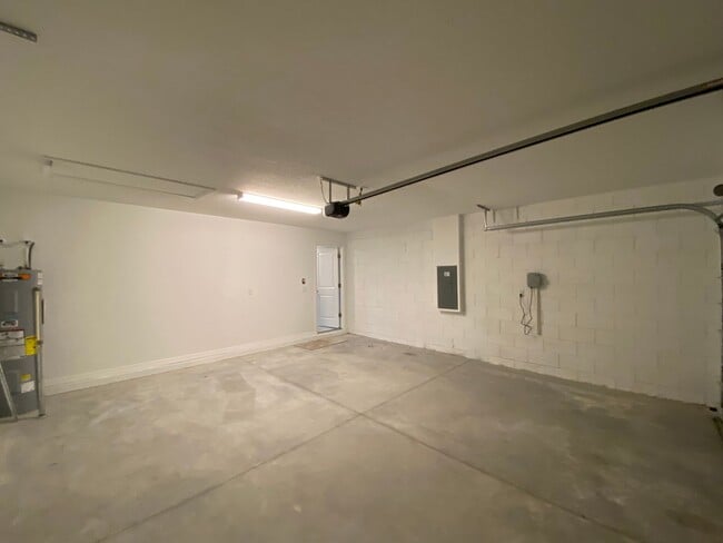 Building Photo - MOVE IN BY FEBRUARY 15TH AND RECIEVE HALF OFF FIRST MONTH- Hills Of Tuscany - Great Location, 3/2...