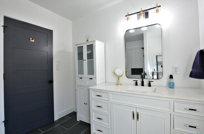 Building Photo - Beautifully Renovated 3bd/2ba home in Portales; Available 8/1/26