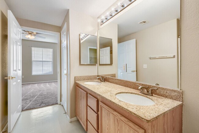 Building Photo - Stylish 2 Bedroom Condo With Community Amenities!