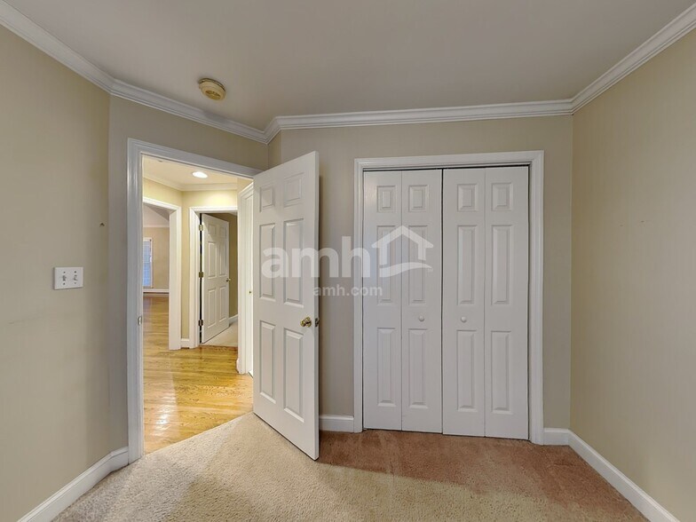 Building Photo - 104 Foxfield Way