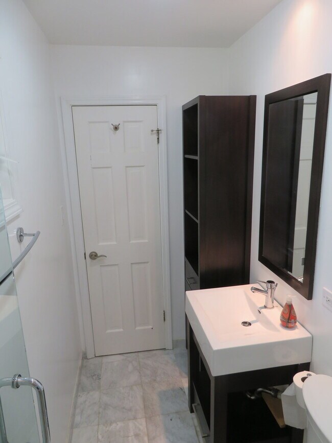 Building Photo - 932 Brantwood Ave