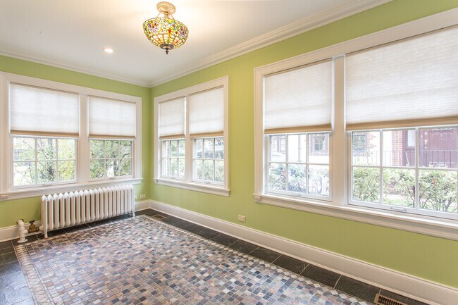 Building Photo - 161 Greenway S