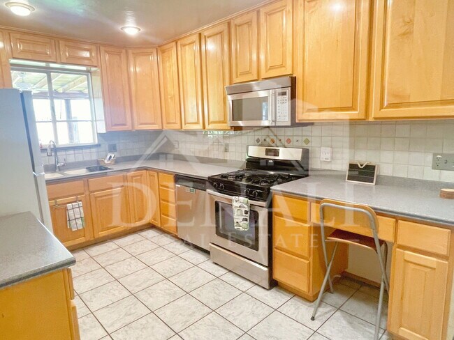 Building Photo - 1526 E Cedar St