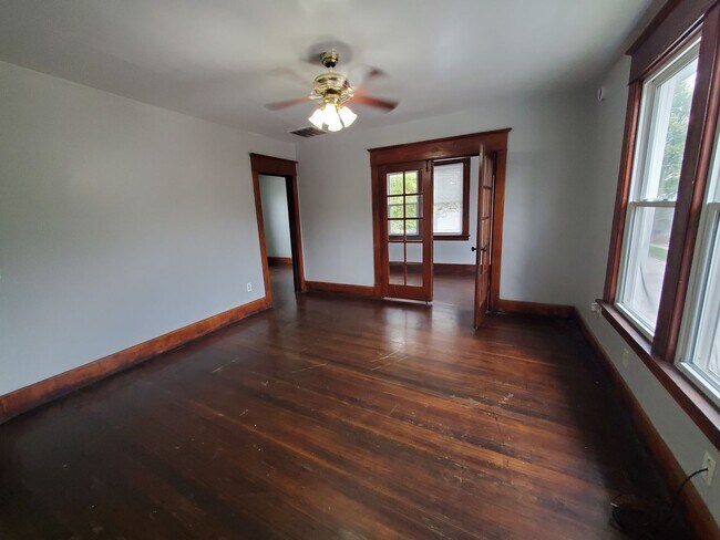 Building Photo - 2047 W 6th St