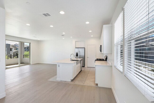 Building Photo - Summerlin Beauty With Bed and Bath On 1st Floor