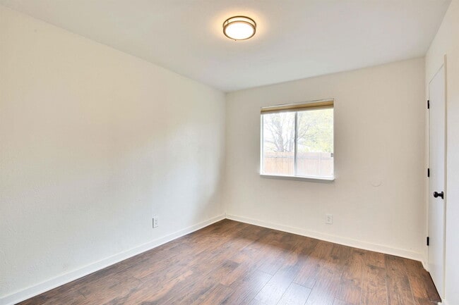 Building Photo - 7002 Skynook Dr