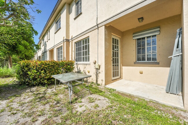 Building Photo - 1213 Lucaya Dr