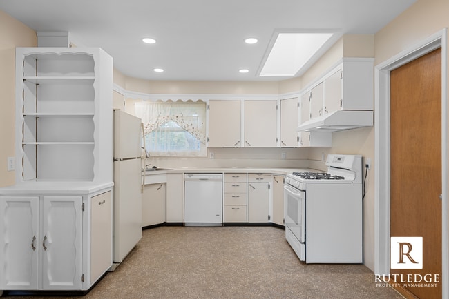 Building Photo - East Medford Charm