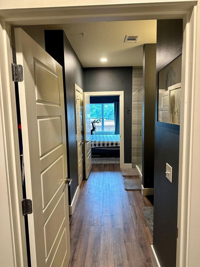 Building Photo - Beautiful Condo - North Burnet Road!