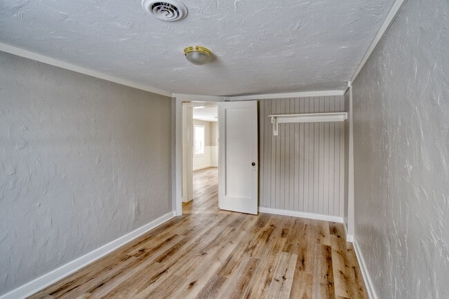 Building Photo - Crisp Remodeled 3-Bdr in Heart of Sisters!