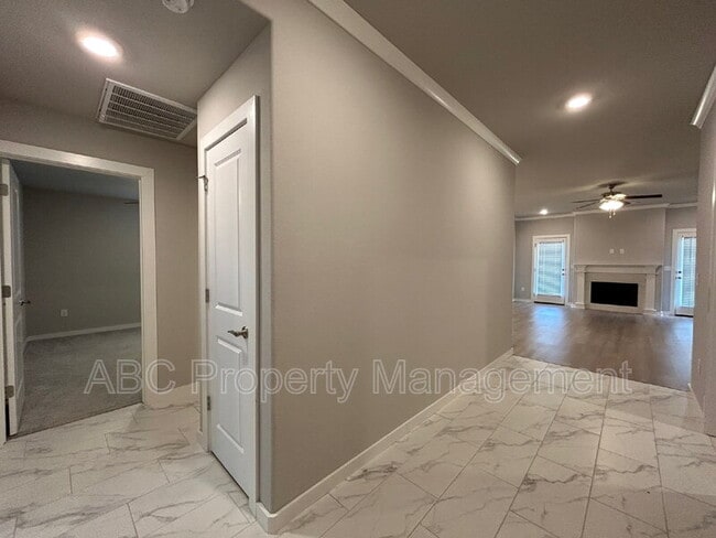 Building Photo - 350 S Emerald Woods Run