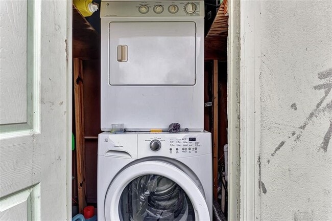 Building Photo - 304 San Carlos Ave