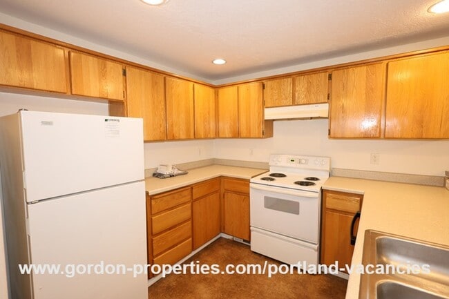 Building Photo - SE 73rd Ave - 3 bedroom townhouse in Mt Scott-Arleta neighborhood