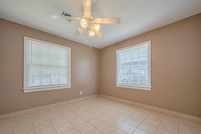 Building Photo - 418 E Witcher Ln