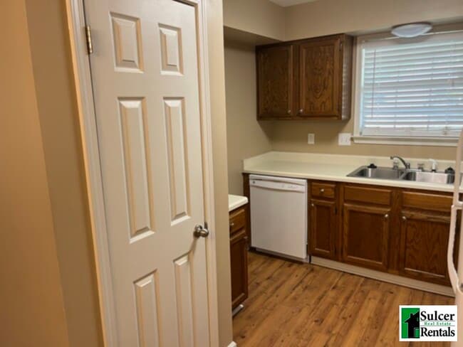 Building Photo - HOUSE - Over 1200 Sq Ft 3BR House in the P...