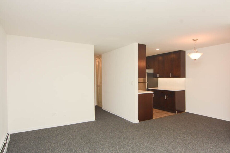 Building Photo - 520 W Aldine Ave