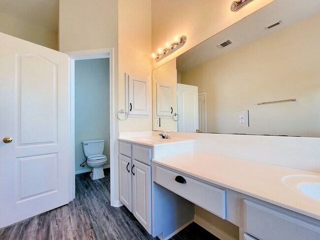 Building Photo - Large 4 Bed, 2.5 Bath Home Perfect for Com...