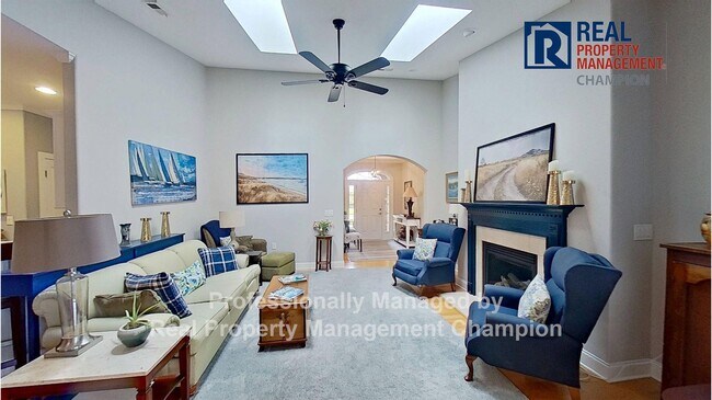 Building Photo - Immaculate 3 BD/2 BA Townhome in the Ashwo...