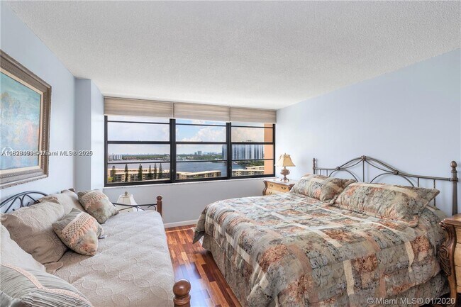 Building Photo - 18021 Biscayne Blvd