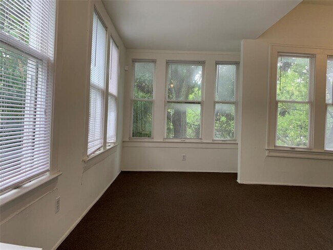 Building Photo - 318 Hyde Park Blvd