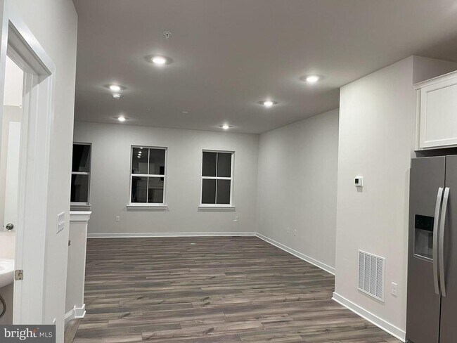 Building Photo - 507 Titanium St