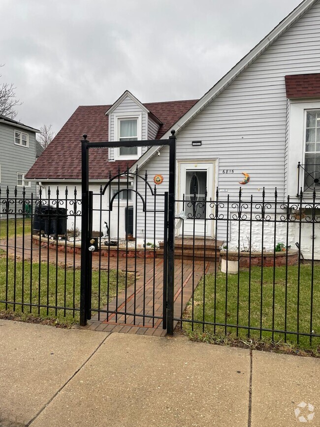 Building Photo - 6815 S Damen Ave
