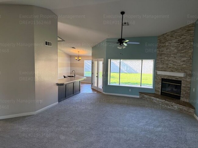Building Photo - 3 bedroom/ 2 bathroom