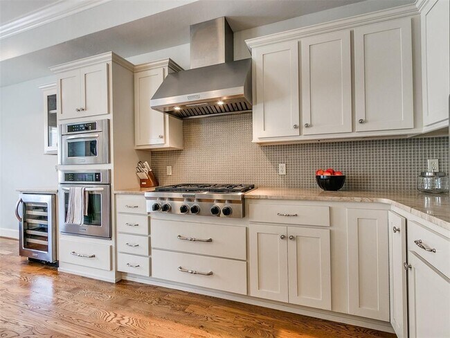 Building Photo - 414 NE 2nd St