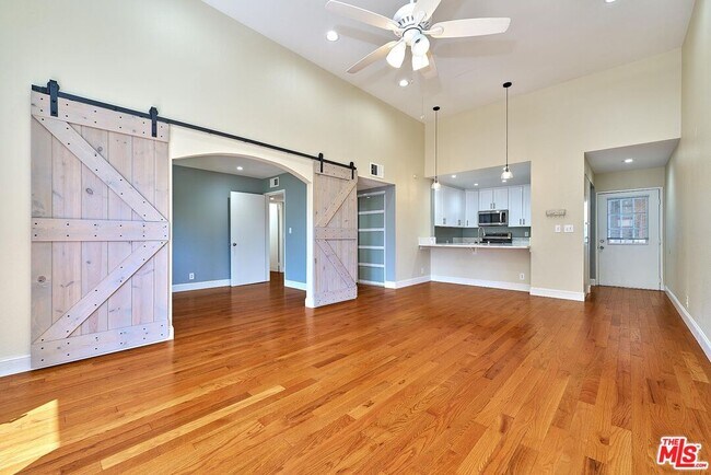 Building Photo - 326 S Manhattan Pl