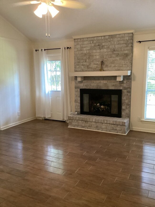 Building Photo - Three bedroom, Two Bathroom Single Family ...