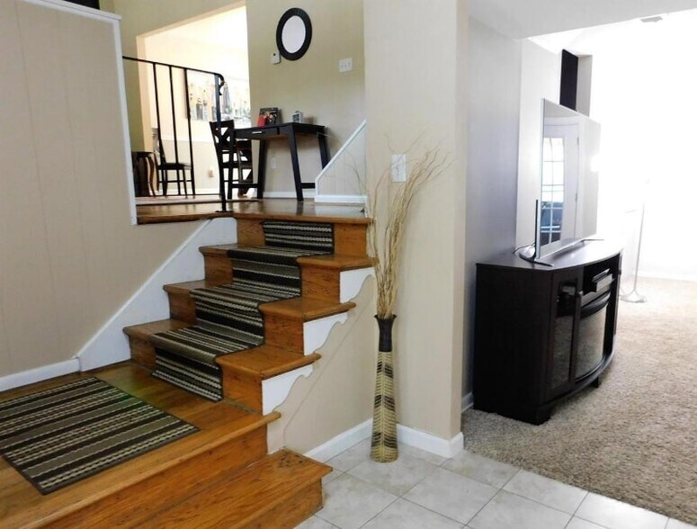 Building Photo - 2208 Jamaica Dr