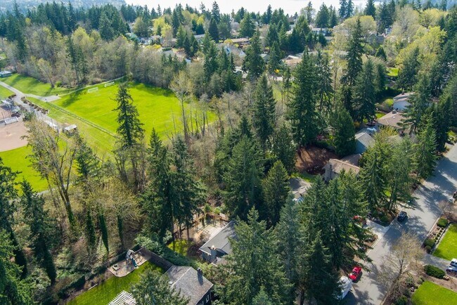 Building Photo - A Spacious Home in the Prestigious Sahalee...