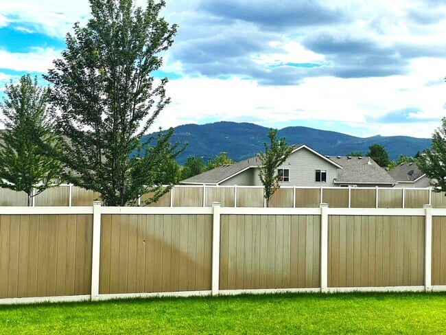 Building Photo - Beautiful 3 Bedroom, 2.5 Bath Two-Story Home with Office in Post Falls