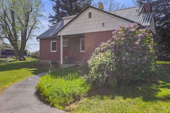 Building Photo - $300 off first month for February move-ins - Charming Country Retreat in Saint Anthony, ID