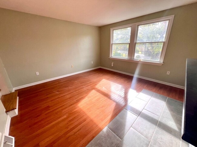 Building Photo - Pittsburgh - 2 Bedroom 1.5 Bathroom - Home...