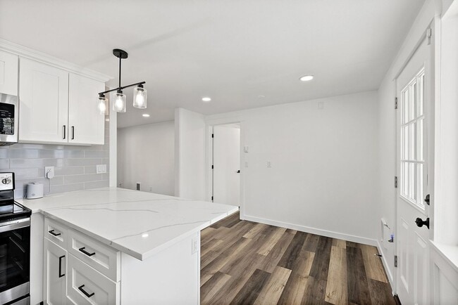 Building Photo - Renovated 3-Bed Rambler in Lakewood | Priv...