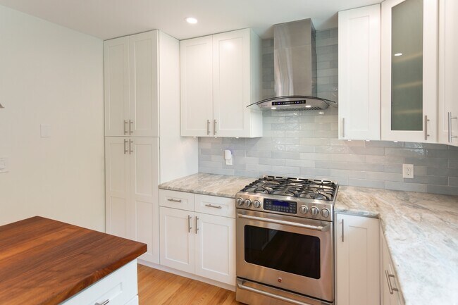 Building Photo - 444 St Davids Ave