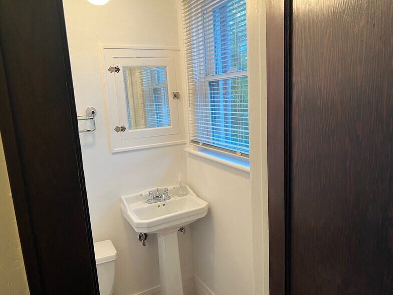 Building Photo - 247 Riverview Dr