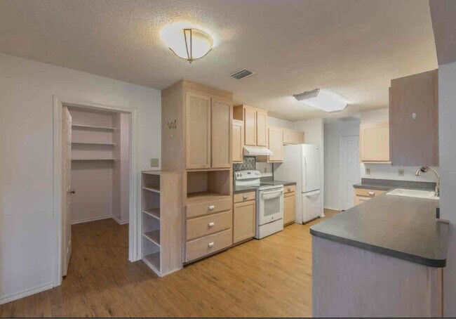 Building Photo - 1317 Bryan Pl