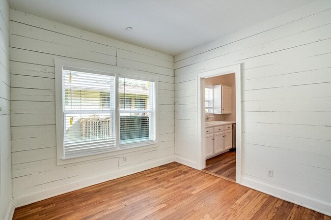 Building Photo - 809 Theresa Ave