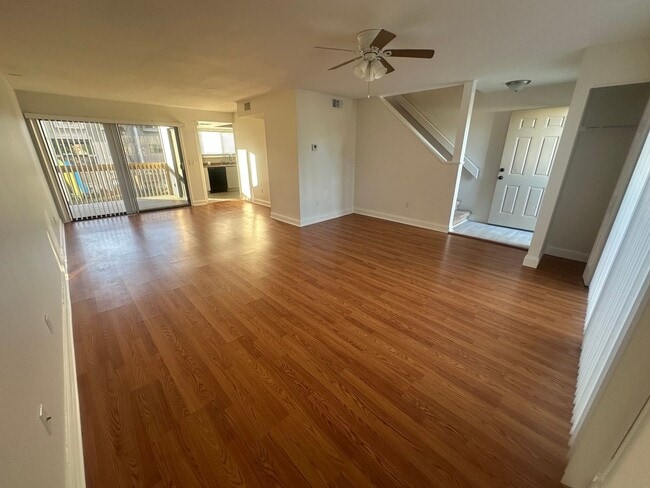 Building Photo - Beach Place Town House