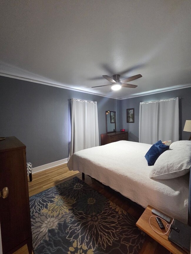 Building Photo - Fully Furnished 1-Bedroom with River Views – Ideal for Traveling Professionals