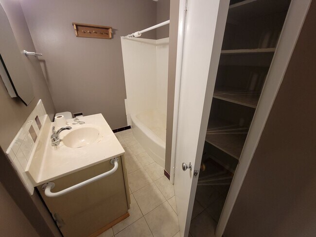 Building Photo - AVAILABLE AUGUST 15th - 4 Bed 3 Bath w/ Spacious Back Deck - SHORT TERM LEASE TILL END OF APRIL