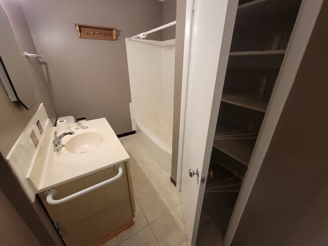 Building Photo - AVAILABLE September - 4 Bed 3 Bath w/ Spacious Back Deck - SHORT TERM LEASE TILL END OF APRIL