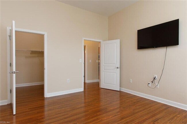 Building Photo - 670 Town Center Dr
