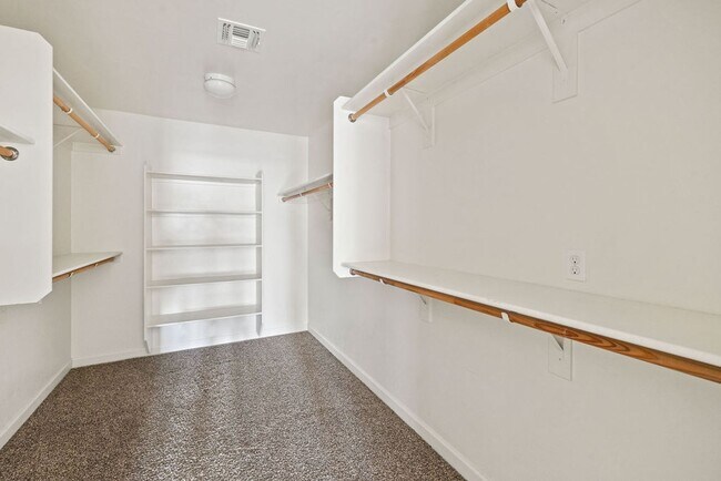 Building Photo - This very popular 2-story home floor plan ...