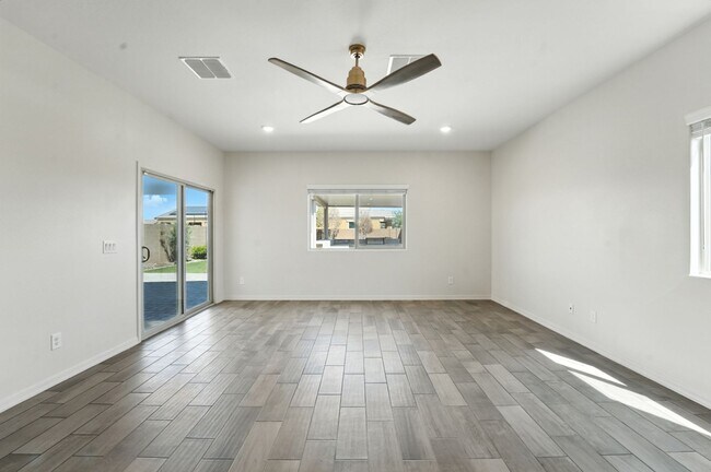 Building Photo - Stunning new build in Glendale, AZ!