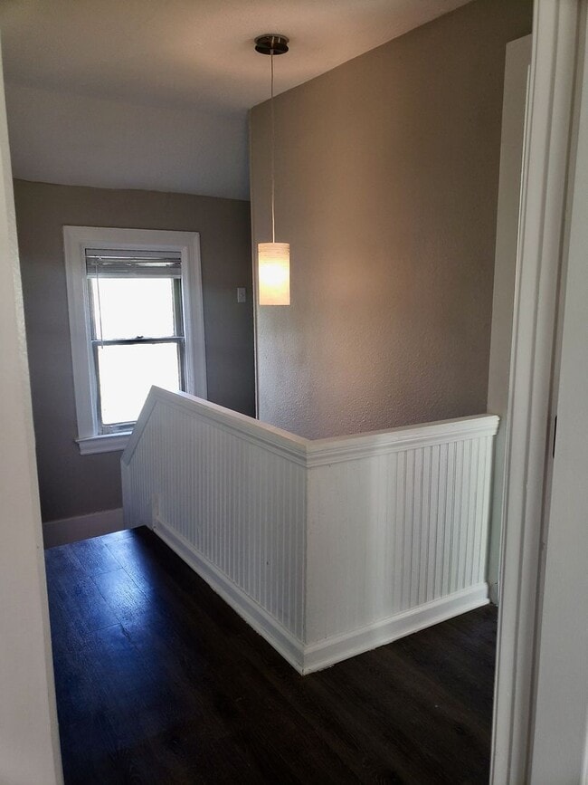 Building Photo - *** Bellevue * Lovely & Large 3 Bedroom House * Pet Friendly * Renovated & Spacious * Granite & S...