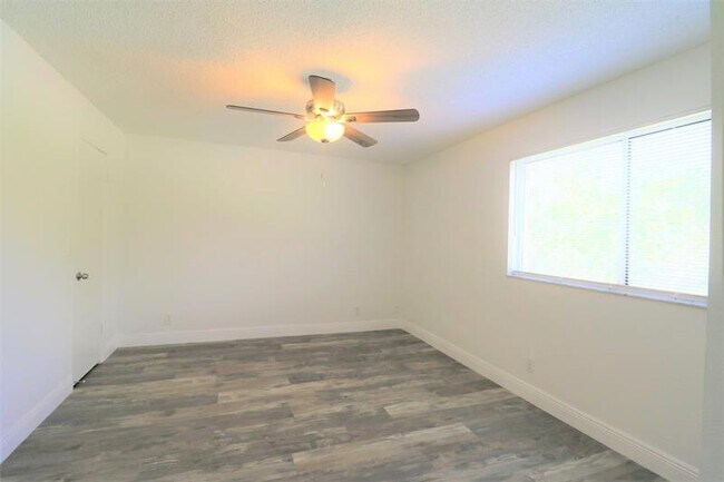 Building Photo - 3340 Pinewalk Dr N
