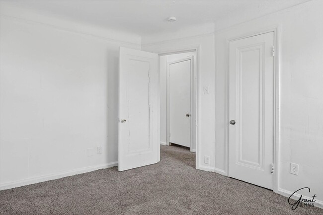 Building Photo - 3 bedroom bungalow - $1200